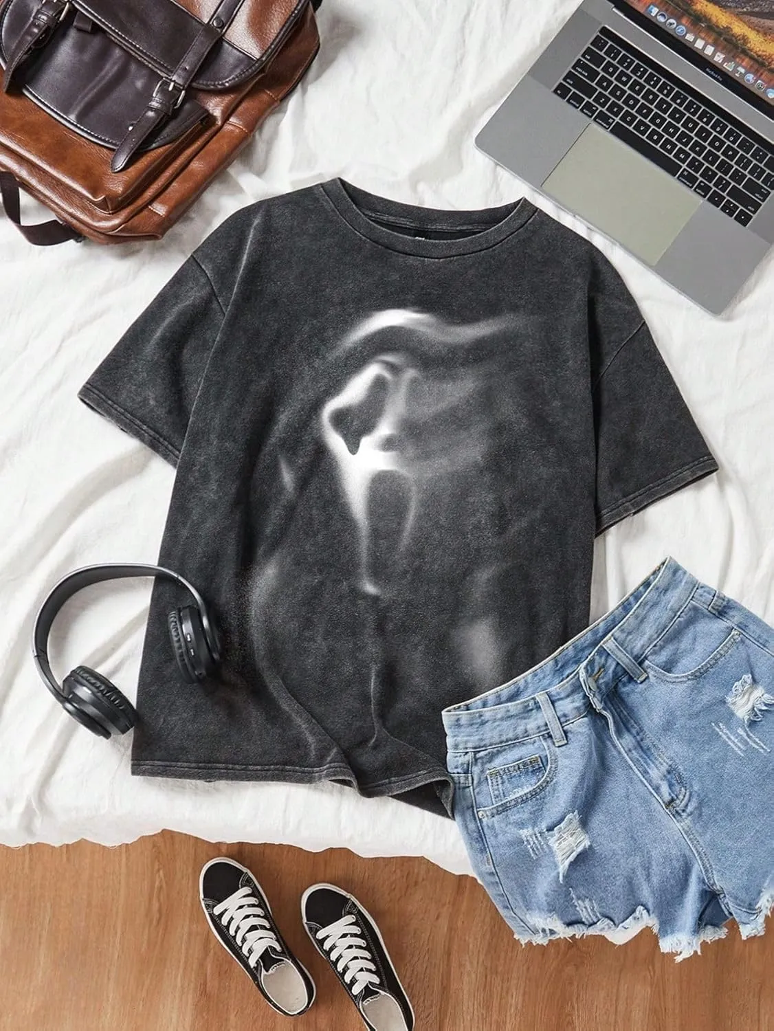 Verdusa Women's Graphic Short Sleeve Crew Neck Oversized T Shirts Goth Y2k Tee Tops